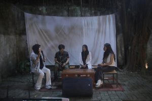 Potret para pembicara Yui Zahana (kiri), Dinar Try Akbar (kedua dari kiri), Christin Monika (kedua dari kanan), Wira Santika (kanan) dalam diskusi publik yang bertema 'Suara Akar Rumput dari Pesisir dan Darat' di Rumah Sintas, Jumat (27/06/2025).